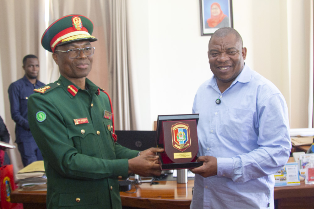 RC MTAKA, AFANYA MAZUNGUMZO YA KIUCHUMI NA VIONGOZI WA CHUO CHA TAIFA CHA ULINZI TANZANIA (NDC-TZ) MKOANI NJOMBE