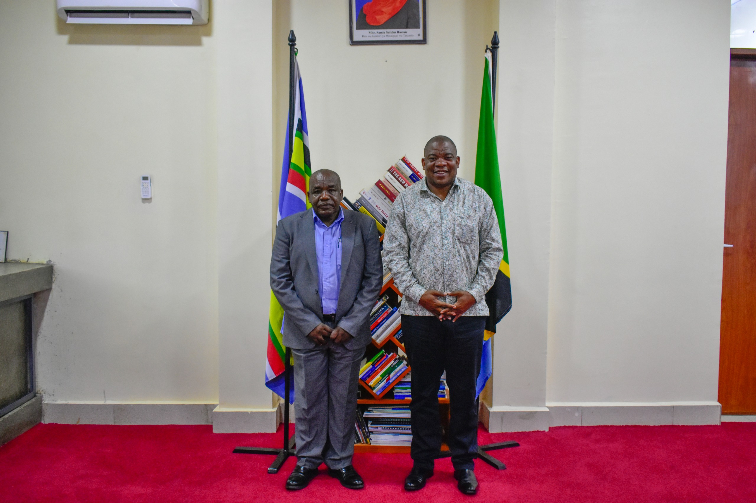 TPHPA YAKABIDHI MKANDALASI UJENZI WA MAABARA NJOMBE